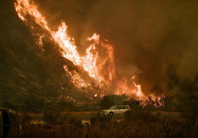 Los Angeles atteinte par les flammes, plus de 200 mille personnes évacuées