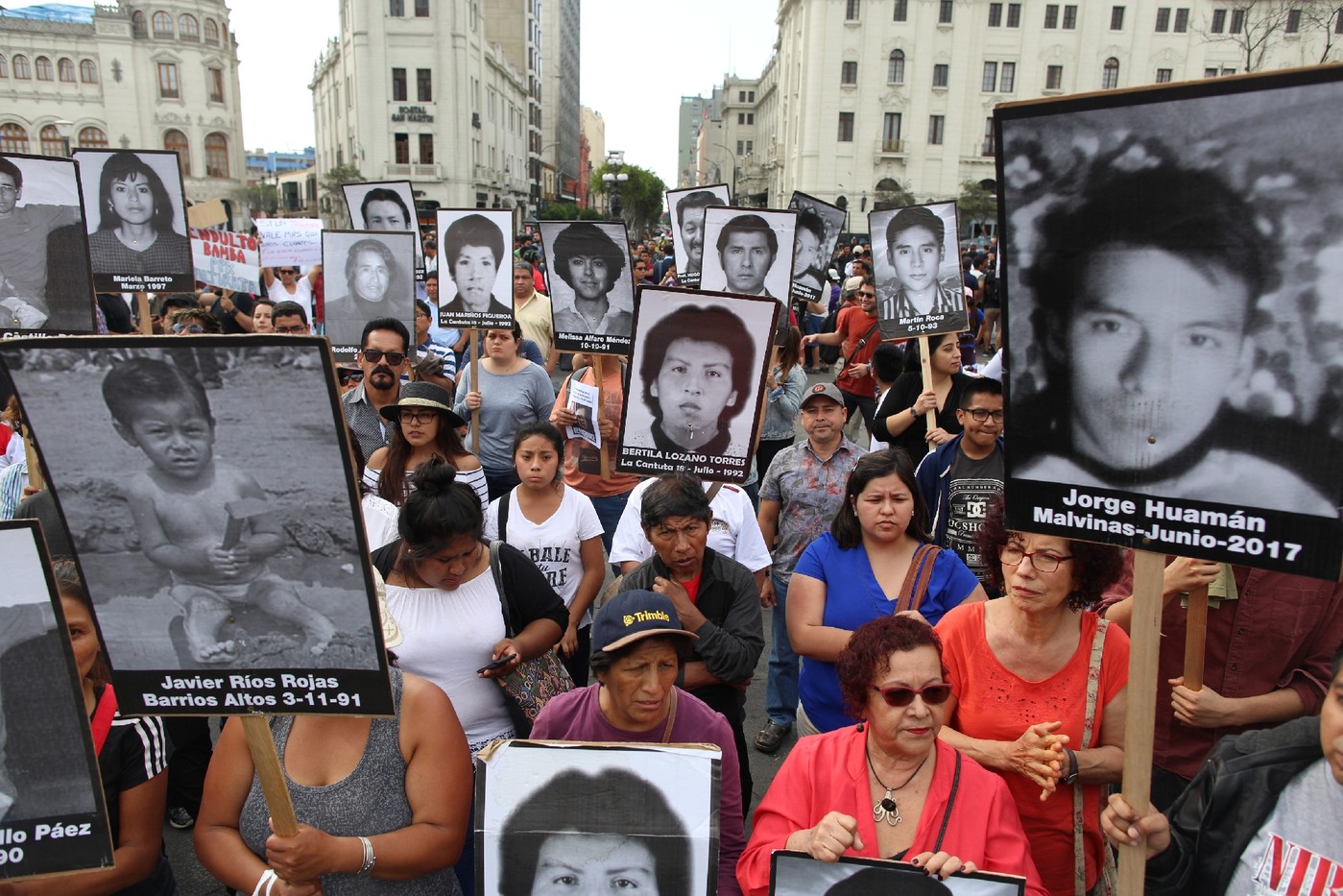 Pérou: des milliers de personnes manifestent contre la grâce d'Alberto Fujimori