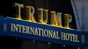 Un an après, Trump toujours indissociable de ses affaires