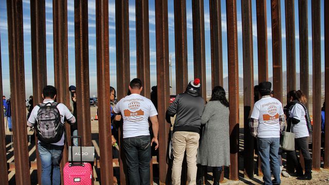 Trump ouvre la voie à la naturalisation de 1,8 million de sans-papiers