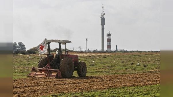 Des fermiers de Gaza cultivent à la frontière d'Israël