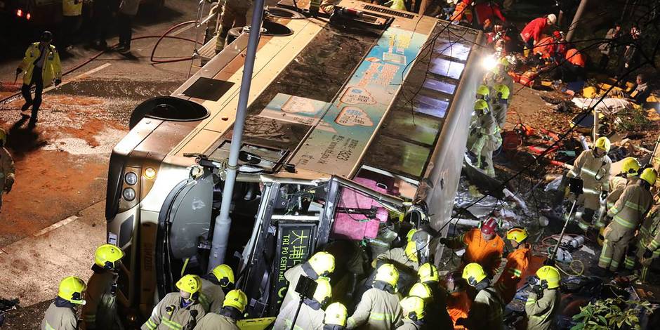 Un bus se renverse à Hong Kong: dix-neuf tués au moins (police)