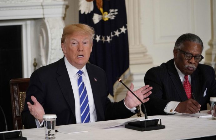 Infrastructures américaines: Trump promet de l'argent mais le prend ailleurs