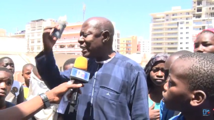 Le directeur de l'école primaire Mame Yacine Diagne du Plateau brandissant la grenade balancée dans son école par la police le 9 mars dernier.