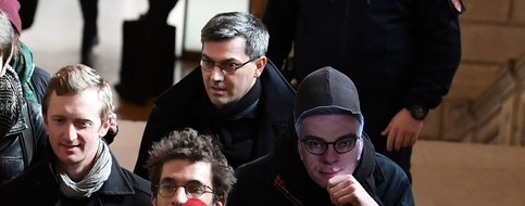 Julien Coupat, le leader du groupe en arrière-plan