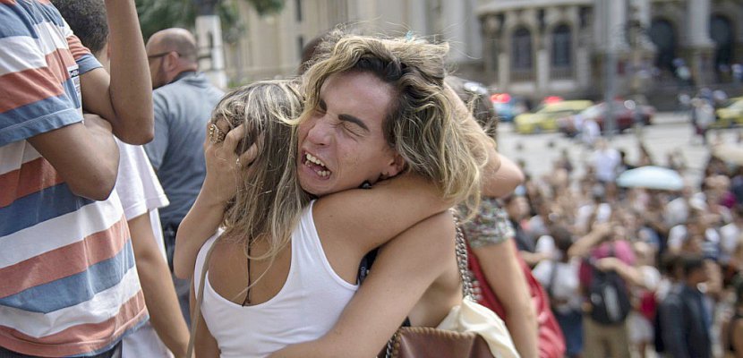 Des milliers de Brésiliens indignés font leurs adieux à l'élue noire assassinée