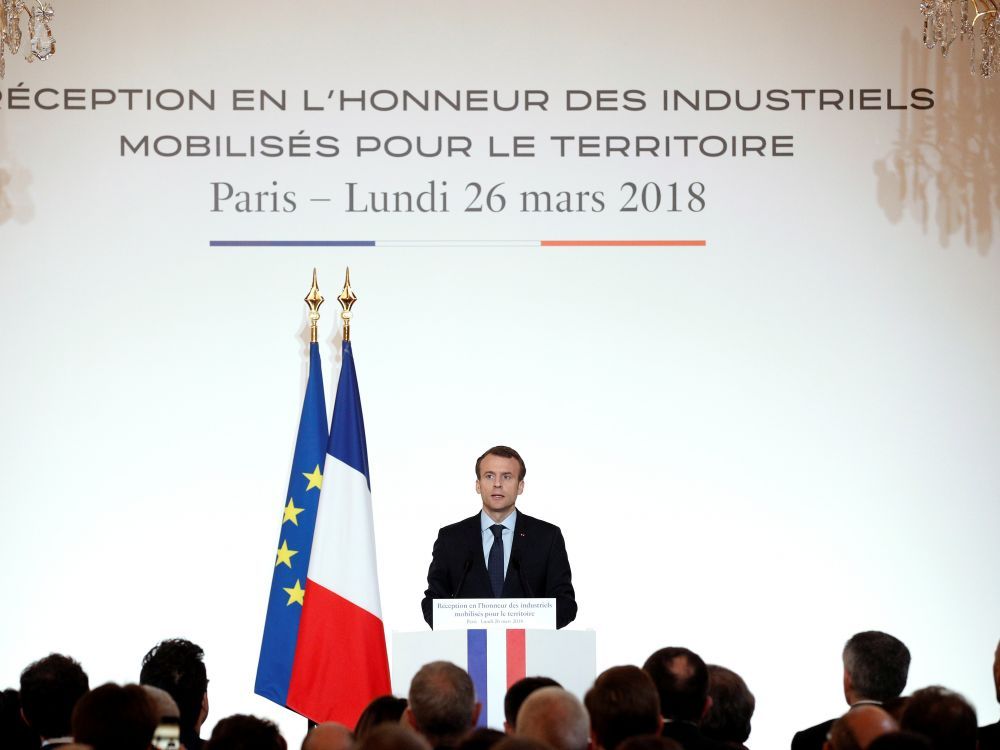 Macron appelle les industriels à réinvestir en France
