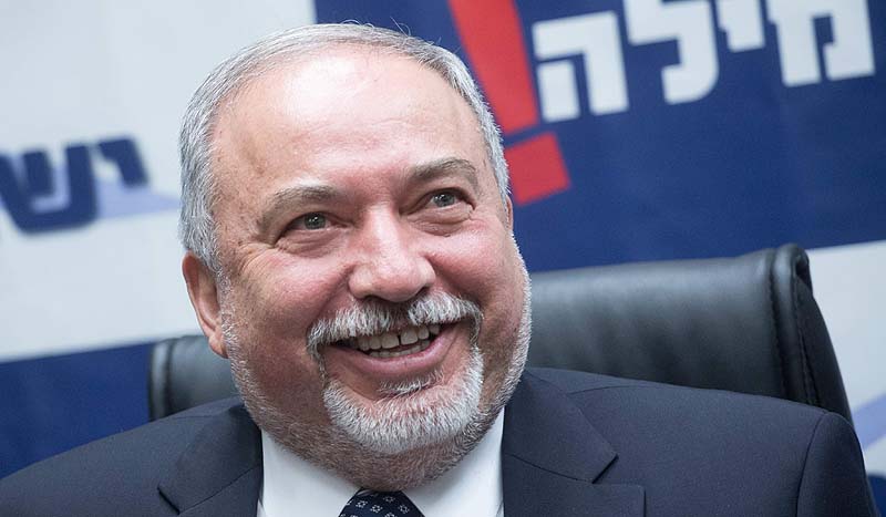 Israël: Lieberman estime que le soldat qui a tiré sur un palestinien mérite une promotion