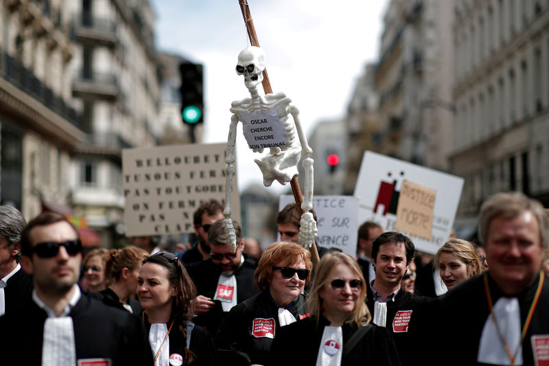 4.000 robes noires défilent à Paris contre la réforme de la justice