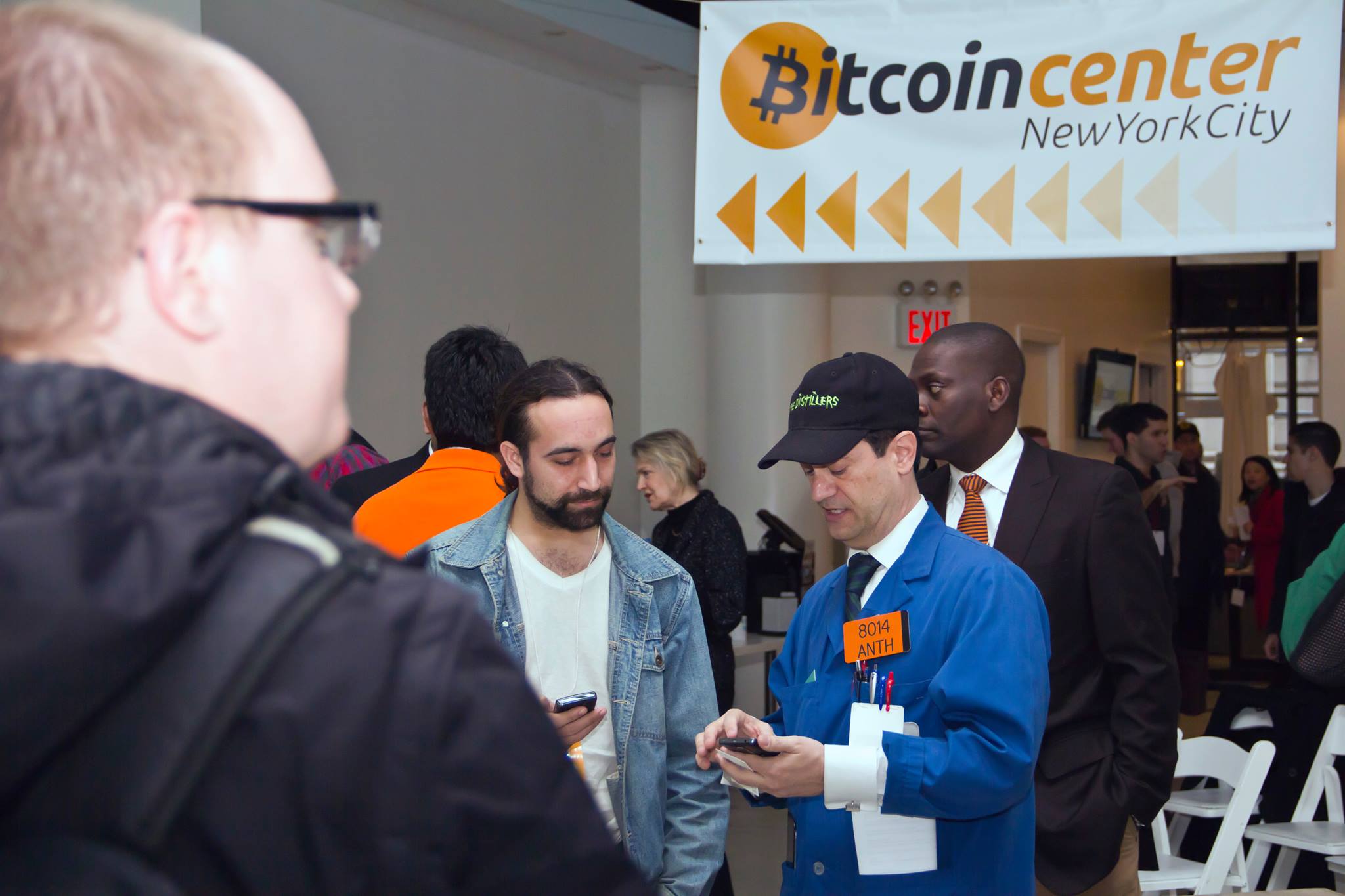 Au Bitcoin Center à New York, les fidèles gardent espoir en la cryptomonnaie