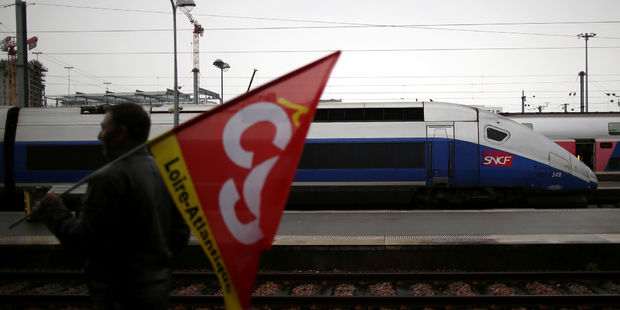 La grève à la SNCF s'érode lentement selon Pepy