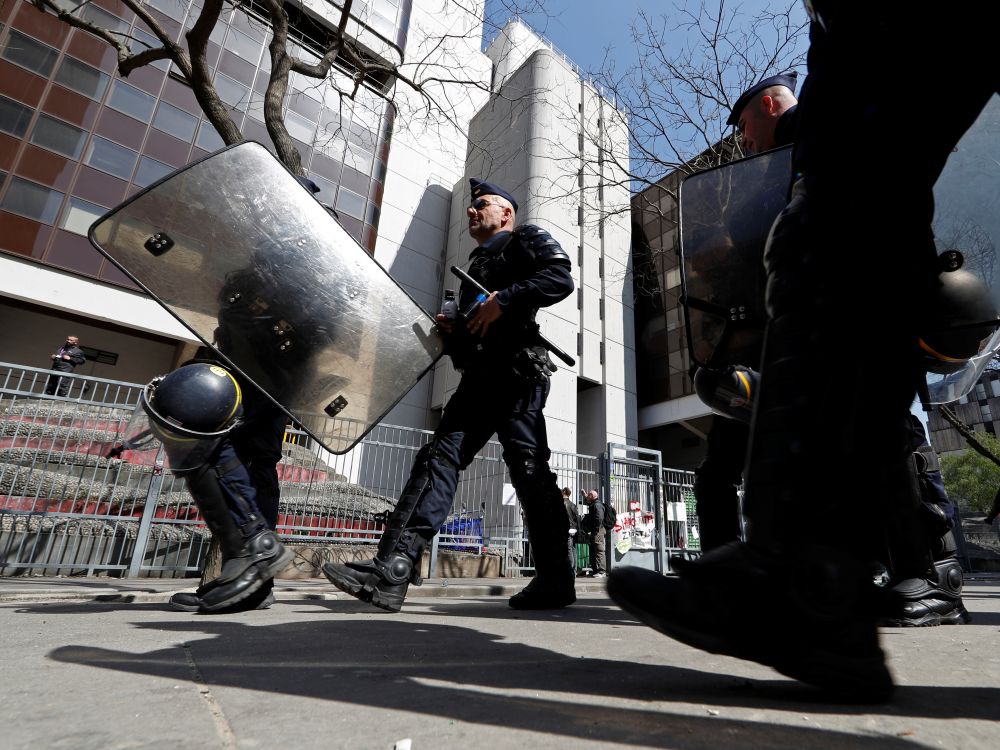 Les évacuations d'universités s'accélèrent