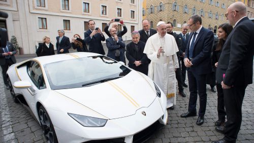 La Lamborghini du pape François adjugée 715.000 euros à Monaco