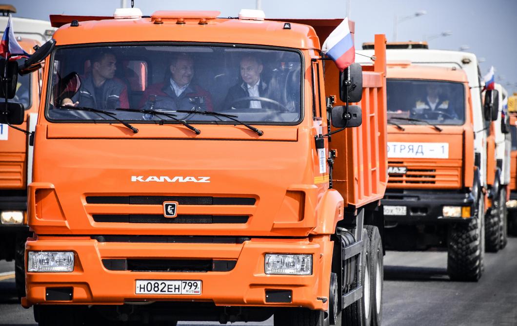 Poutine, au volant d'un camion, inaugure le pont reliant la Crimée à la Russie