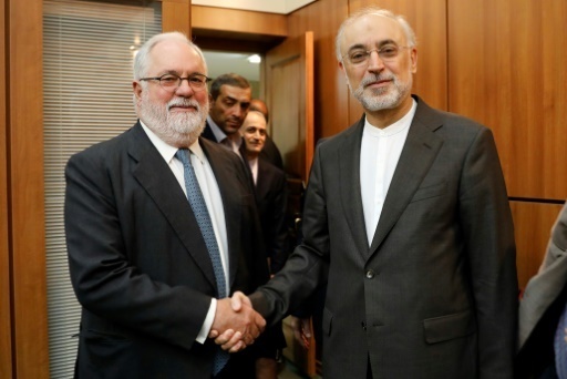 Miguel Arias Canete (commissaire UE à l'Energie, à g.) et le chef de l'Organisation iranienne de l'énergie atomique, Ali Akbar Salehi à Téhéran ce samedi