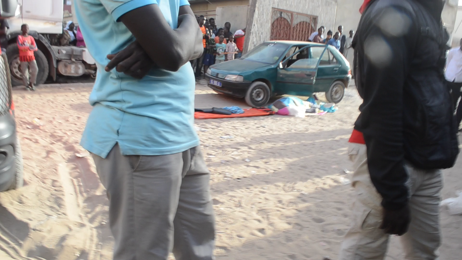 Le gendarme enseveli dans un tissu près de son véhicule