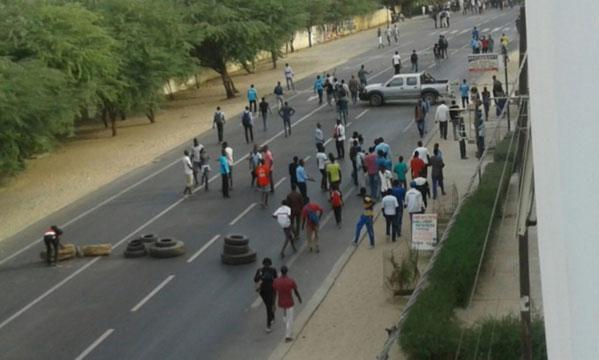 Manifestations estudiantines devant l'UGB de Saint-Louis
