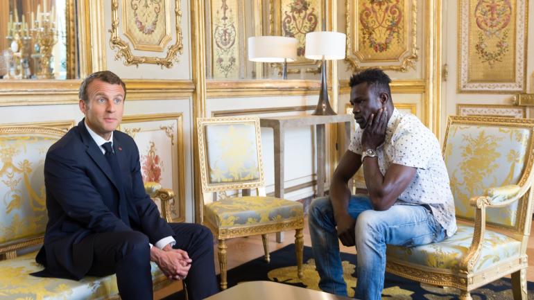 Mamoudou Gassama, le Malien qui a sauvé un enfant à Paris, va être naturalisé et intégrer les pompiers, annonce Emmanuel Macron