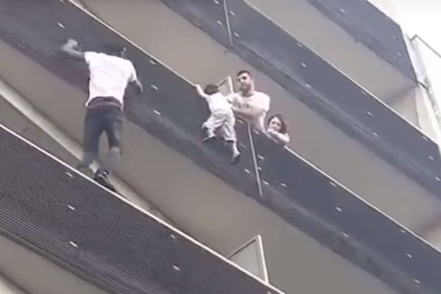 Ce que prévoit la loi pour les sans-papiers auteurs d'actes héroïques comme Mamoudou Gassama