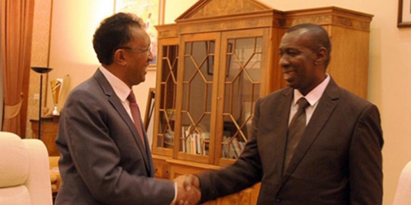 Le nouveau PM (Olivier Mahafaly, à droite)nommé par le chef de l'Etat après l'injonction de la Cour constitutionnelle