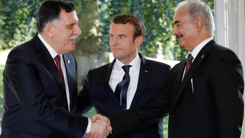 Macron entre le premier ministre Al-Serraj et le chef militaire Khalifa Haftar