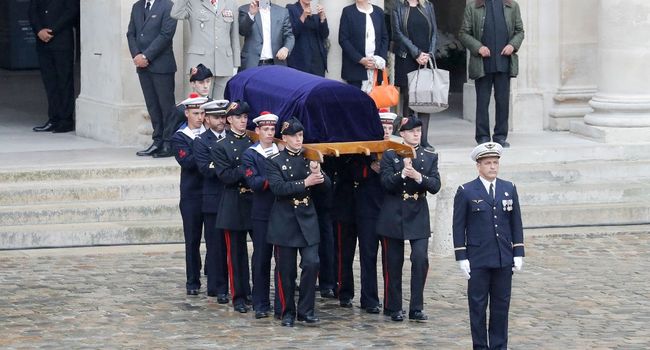 Philippe salue Dassault et les industriels "qui font la France"