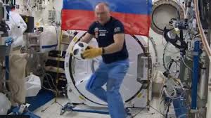 Retour sur Terre de trois astronautes de l'ISS avec un ballon pour le Mondial