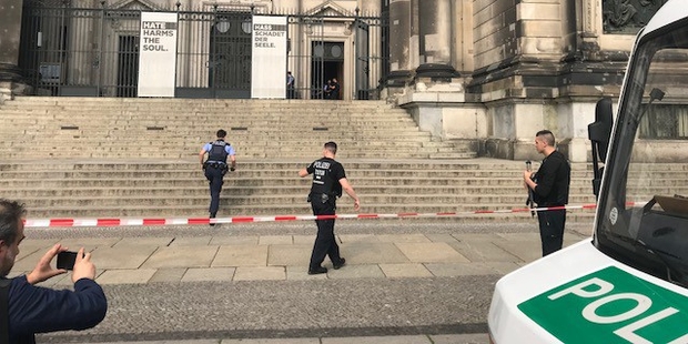 La police tire sur un homme dans la cathédrale de Berlin