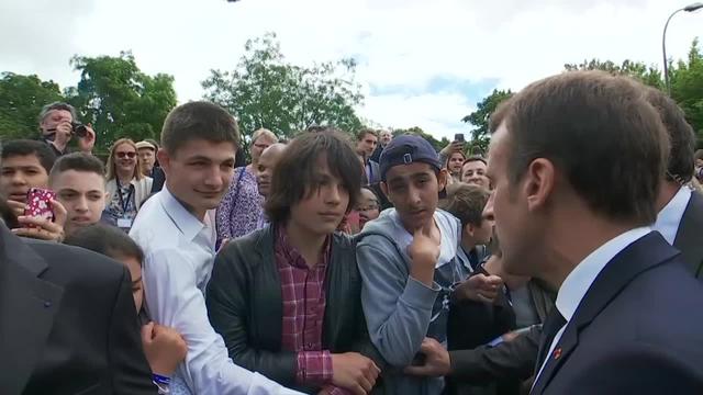 "Tu m'appelles Monsieur le président", dit Macron à un jeune