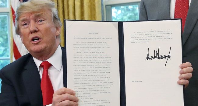 Donald Trump signe un décret pour mettre fin à la séparation des familles de migrants à la frontière avec le Mexique