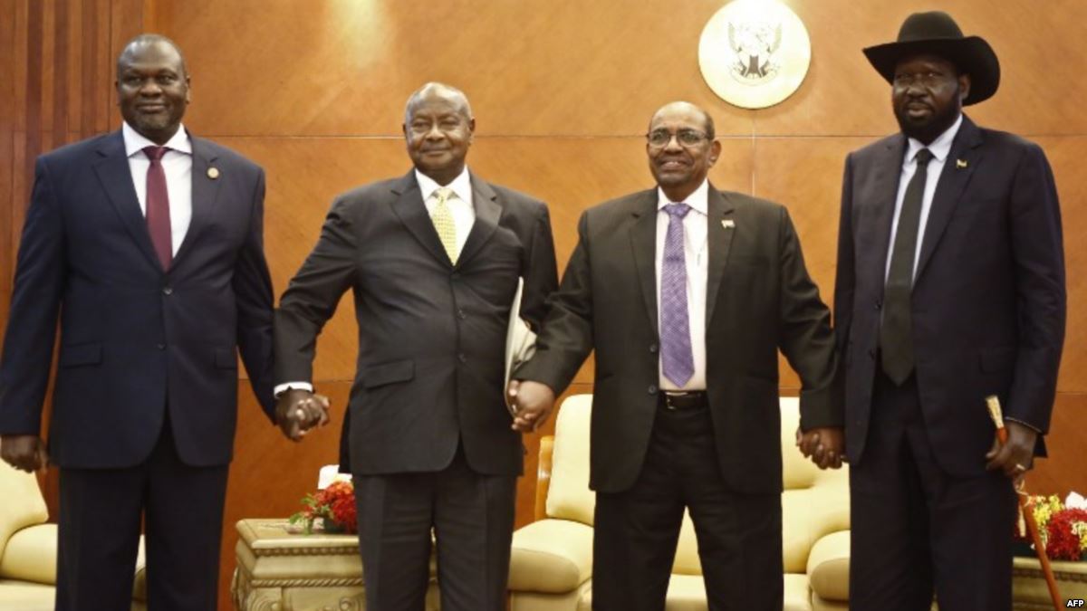 Riek Machar (g) et Salva Kiir (d) entourant les médiateurs Museveni et l Bechir