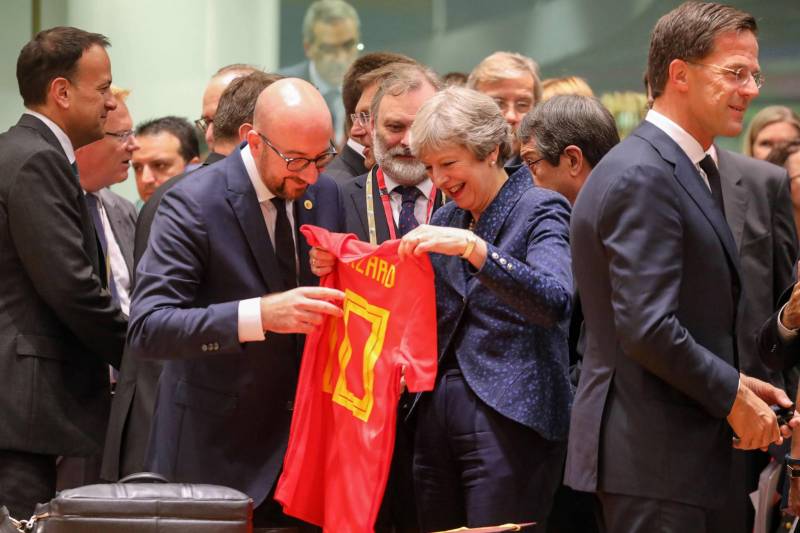 Mondial-2018: le Premier ministre belge surprend Theresa May avec un maillot des Diables rouges