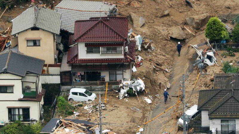 "Jamais vu ça": le sombre retour d'un fermier japonais dans sa maison dévastée