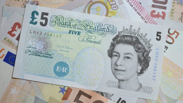 Baisse brutale de la livre britannique après la démission de Boris Johnson