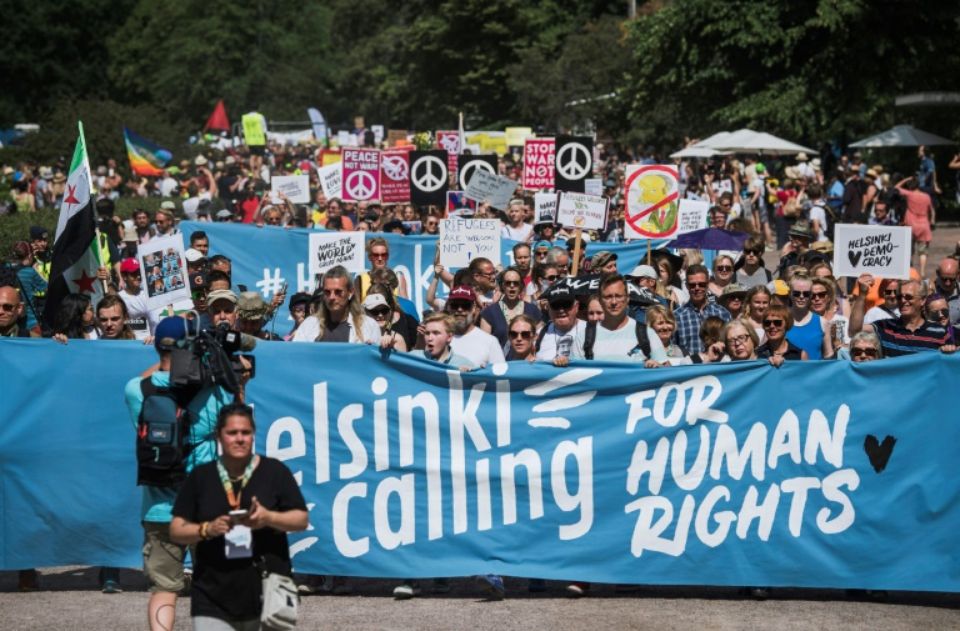 Des milliers de personnes manifestent à Helsinki avant le sommet Trump-Poutine
