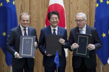 De g. à d. Donald Tusk (président du Conseil européen), Shinze Abe (premier ministre japonais) et Jean-Claude Juncker (président de la Commission européenne)