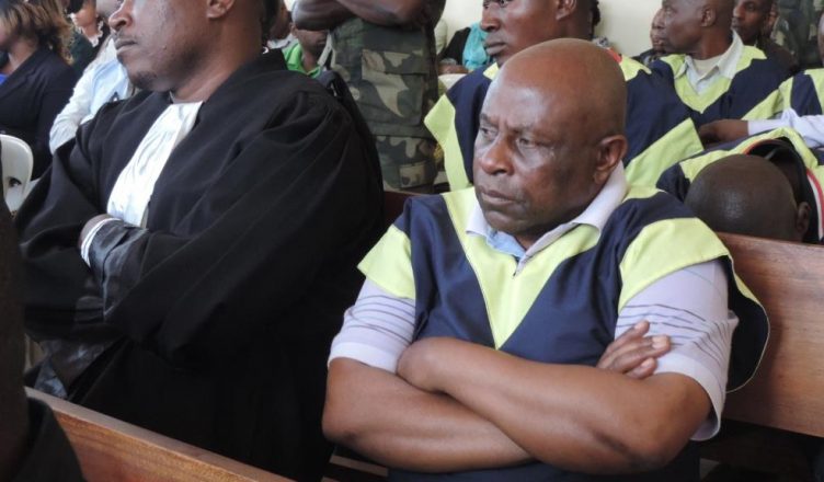 Frédéric Batumike, les bras croisés lors d'un procès