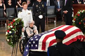 A 106 ans, la mère de John McCain lui fait un adieu stoïque au Capitole