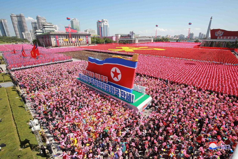 Célébration de 70e anniversaire de fondation de la RPD de Corée : La revue et le défilé civil de Pyongyang