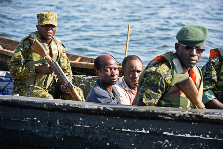 Deux pêcheurs congolais (RDC) arrêtés par des militaires ougandais (photo La Croix)