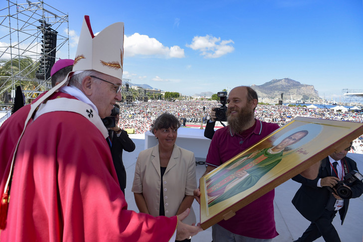 A Palerme, le pape honore un prêtre assassiné par une mafia non chrétienne