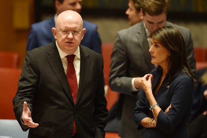 Les ambassadeurs russe (Vassily Nebenzia, à g.) et américain Nikki Haley (au siège de l'ONU)