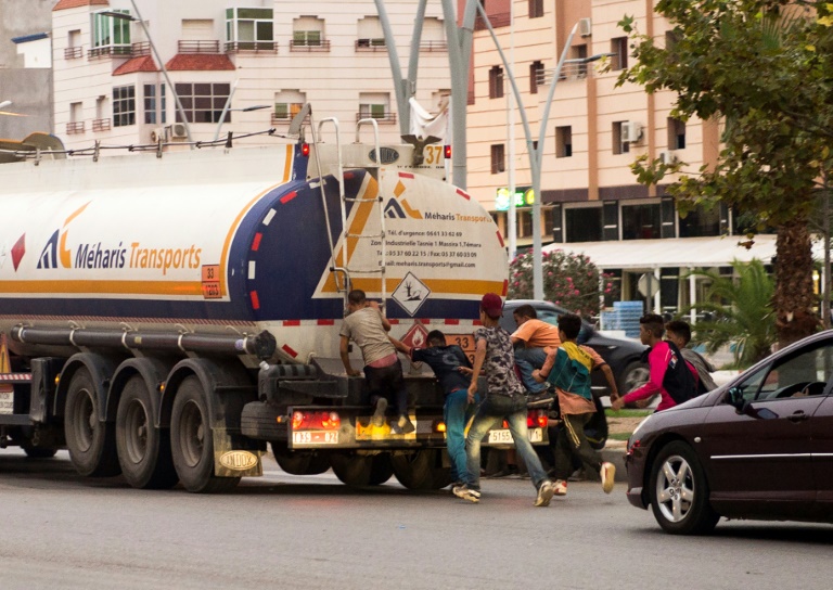 Des Marocains accrochés au châssis d'un camion pour passer en Europe (photo AFP)