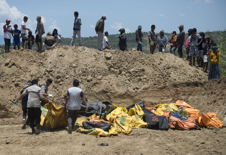 Indonésie : début des enterrements de masse, 191.000 personnes ont besoin d'aide