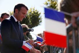 La Ve République, rempart contre "les péripéties", dit Macron