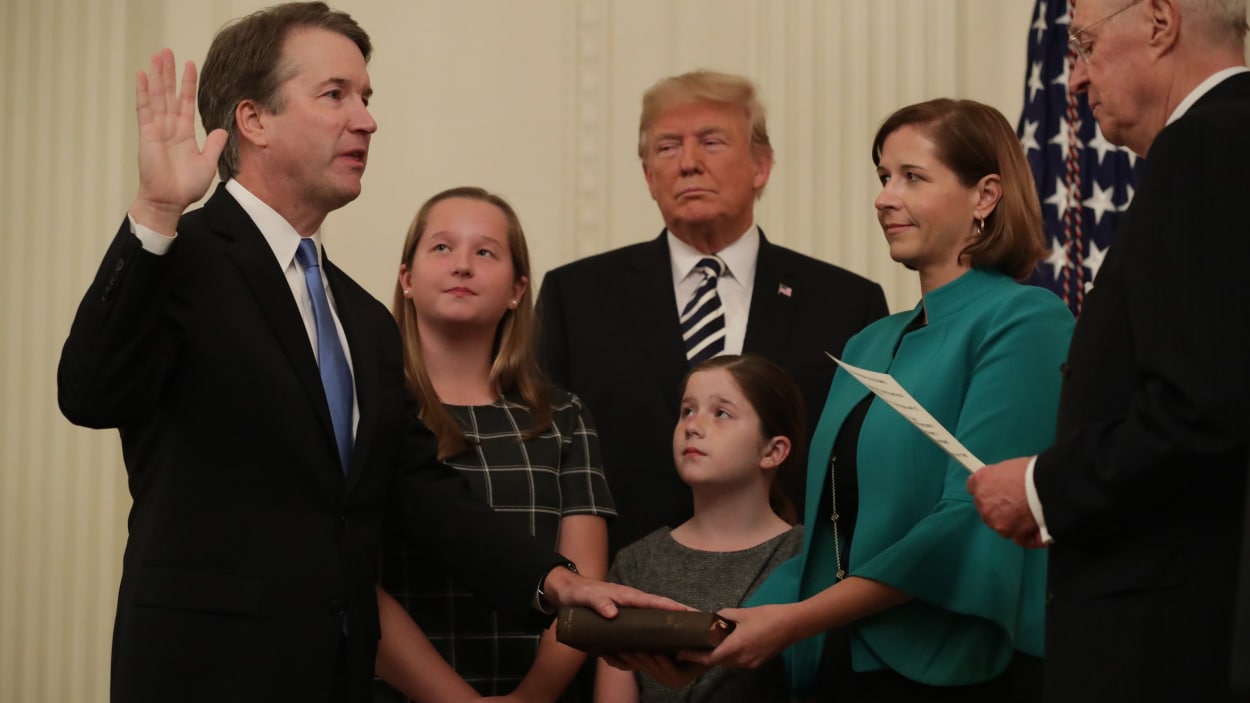 Le juge Kavanaugh fait ses débuts à la Cour suprême