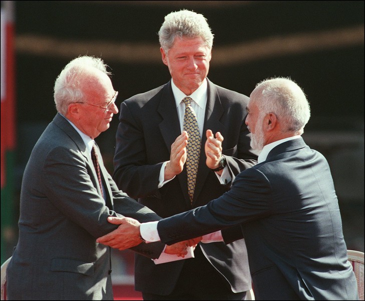 Le roi Hussein (d) en compagnie de Clinton et de Rabin, l'ancien premier ministre israélien