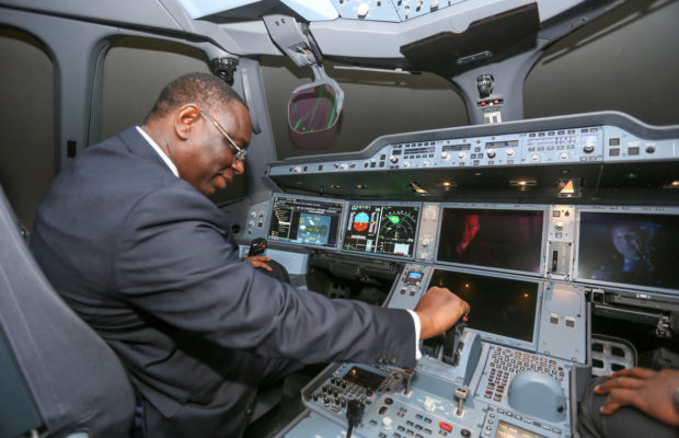 Macky Sall dans l'Airbus qui sera livré au Sénégal en janvier