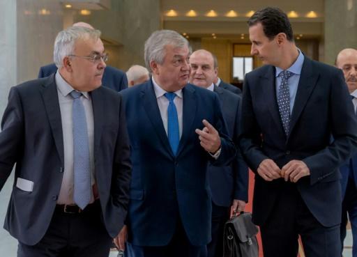 Bachar al-Assad (D), avec l'émissaire russe Alexandre Lavrentiev (C) et le vice-ministre russe des Affaires étrangères Sergueï Verchinine (G), à Damas, le 4 novembre 2018 (AFP)