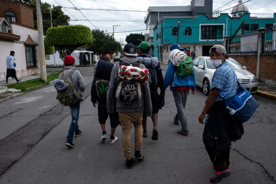 La caravane de migrants arrive, fragmentée, à Mexico